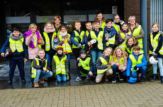 Kinderen brengen kerstkaartjes naar Corsala - Beringen