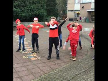 Kinderen De Berk dansen voor Rode Neuzen Dag - Beringen