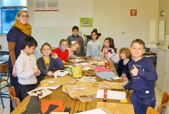 Kinderen De Hoeksteen knutselen voor Kerstmis - Beringen