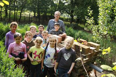 Kinderen Eymard bouwen insectenhotel - Lommel