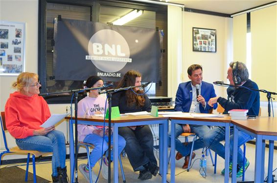 Kinderen Lindeman maken samen radio - Beringen