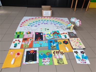 Kinderen maken bloemen voor ouderen - Beringen