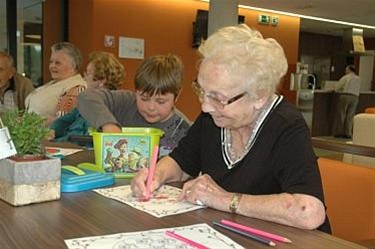 Kinderen op bezoek in het rusthuis - Hechtel-Eksel & Pelt