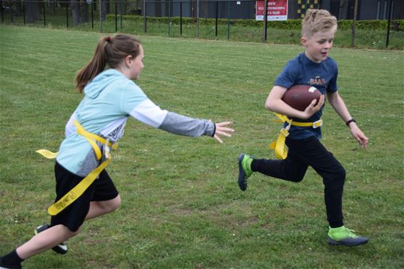 Kinderen proeven van American Football - Beringen