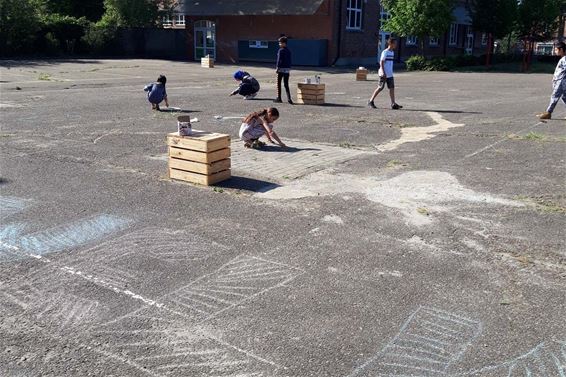 Kinderen proeven van kunst: grootste stoeptekening - Beringen