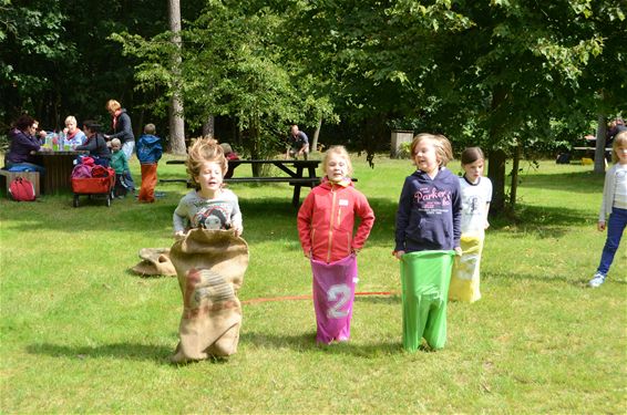 Kinderen spelen in Pijnven op de Knal-dag - Lommel