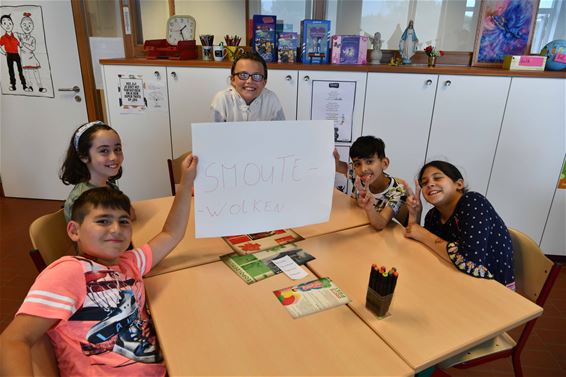 Kinderen spelen uniek kermisspel - Beringen