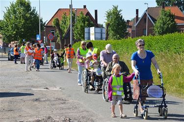 Kinderen 't Mozaïek ontvangen bewoners Ocura - Beringen