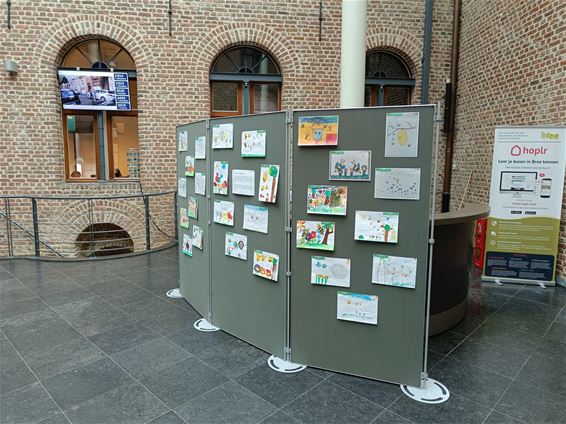 Kinderen tekenen (voor de) bijen - Bree