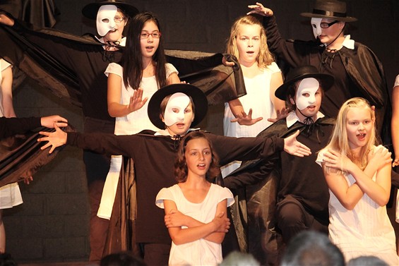 Kinderen van musicalstage treden op - Lommel
