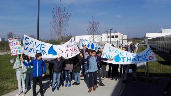 Kinderen wandelen door straten voor Wereldwaterdag - Beringen