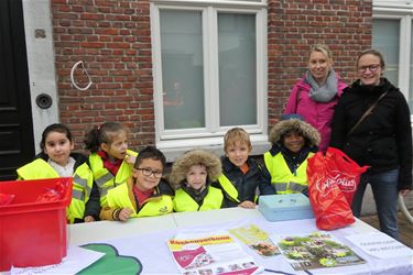 Kinderen Westakker op de markt - Beringen