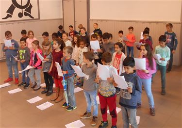 Kinderen Westakker zingen voor Ziekenzorg Beverlo - Beringen
