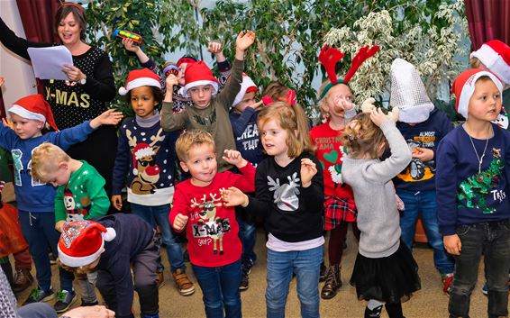 Kinderen zingen kerstliedjes in woonzorgcentrum - Beringen