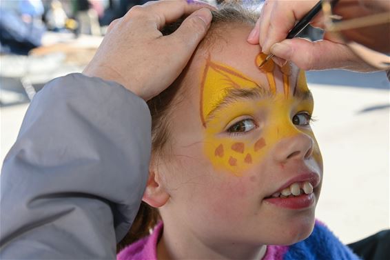 Kindergrime op de zonnige woensdagmarkt - Lommel