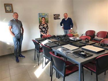 Kiwanis Beringen verzamelt laptops - Beringen