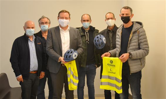 Kiwanis club Quercus schenkt fietshelmpjes - Lommel