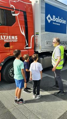 Kiwanis leert kinderen gevaren dode hoek kennen - Pelt