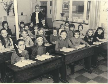 Klasfoto 1970-71 Meisjesschool Paal - Beringen