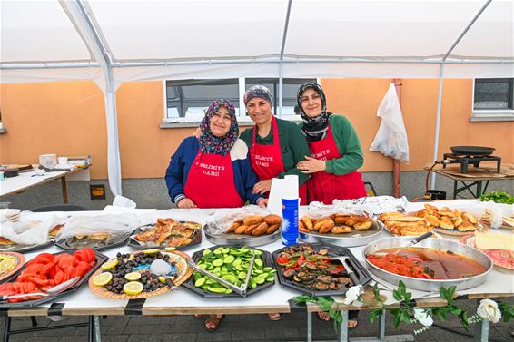 Kleurrijk lentefeest bij Selimye moskee - Lommel
