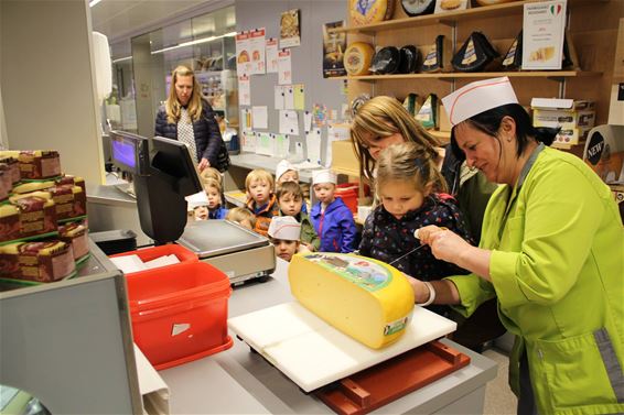 Kleuters Stal op bezoek bij Spar Beringen-Mijn - Beringen