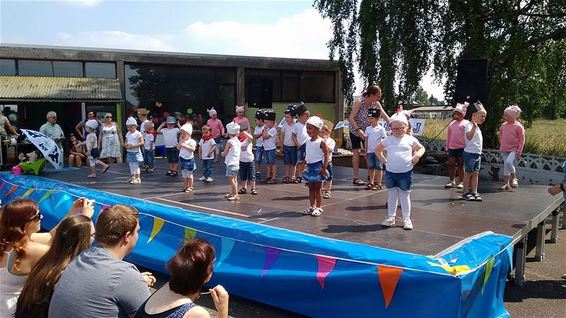 Kleuters van 't Hasselt feesten er op los - Overpelt