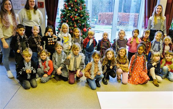 Kleuters zingen kerstliedjes in Corsala - Beringen