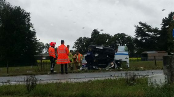 Koelwagen op zijn dak na botsing tegen boom - Peer