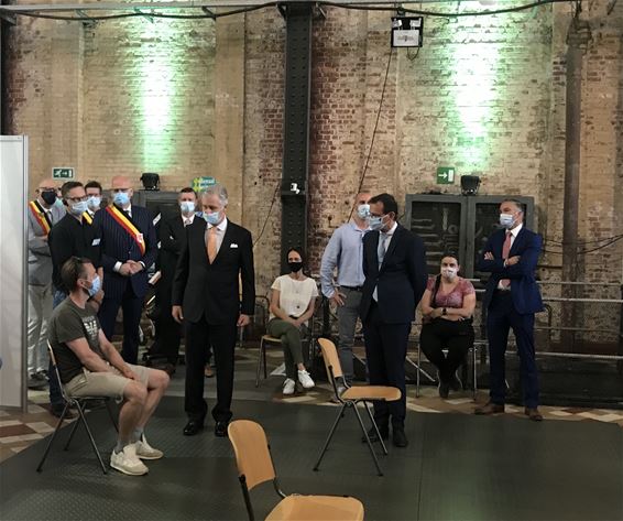 Koning Filip bezoekt vaccinatiecentrum - Beringen
