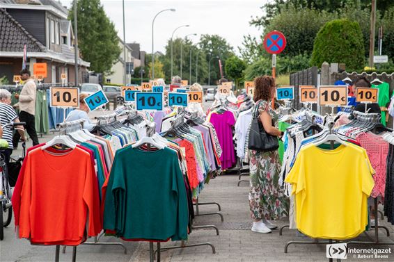 Koopjes doen op de kermisjaarmarkt - Lommel