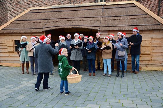 Koor Lokomotief zingt kerstliederen voor Akindo - Lommel