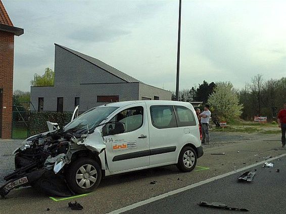 Kop-staartbotsing op Hamonterweg - Neerpelt