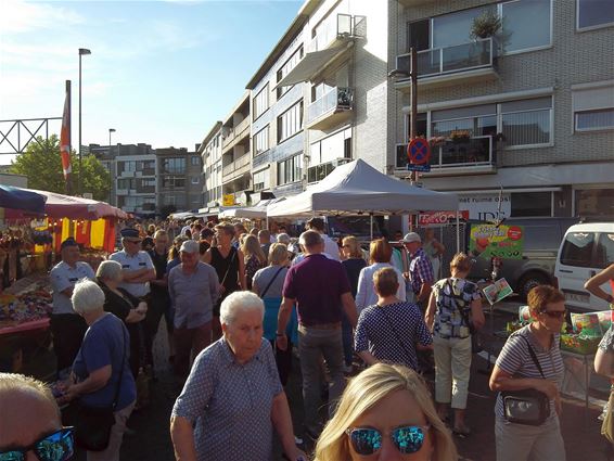 Koppen lopen op de jaarmarkt - Neerpelt