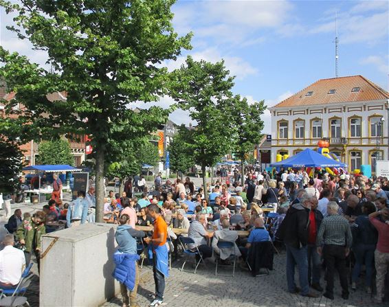 Koppen lopen op de Lekkerbekkenmarkt - Peer