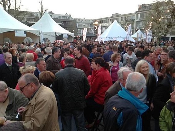 Koppen lopen op het Marktplein - Neerpelt