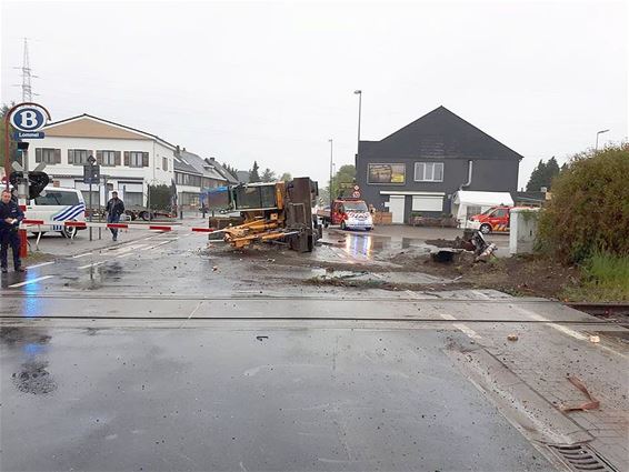 Graafmachine valt van oplegger : weg versperd - Lommel