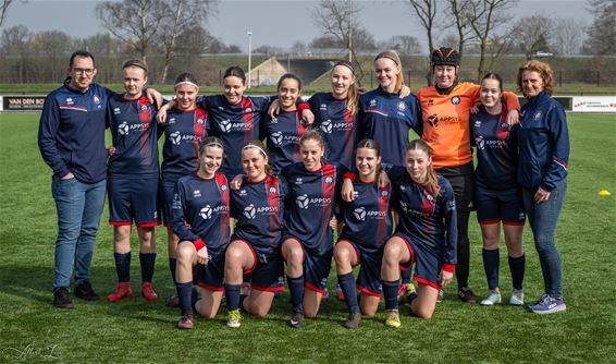 KRC Peer-meisjes op de foto bij Kadijk - Peer