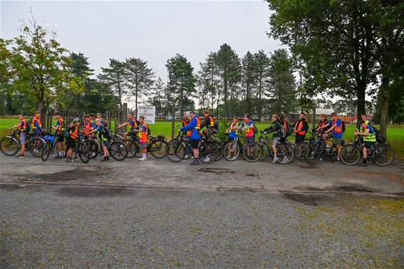 KSA-jongens vertrekken met de fiets op kamp - Lommel