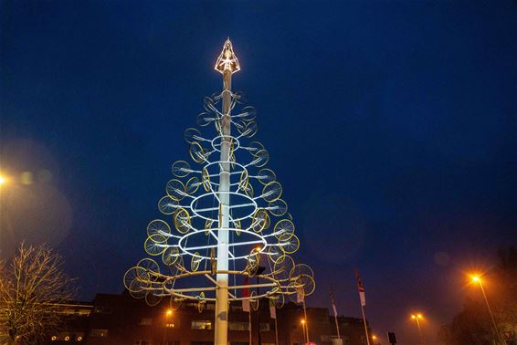 Kunstkerstboom op kerkplein in nieuw jasje - Lommel