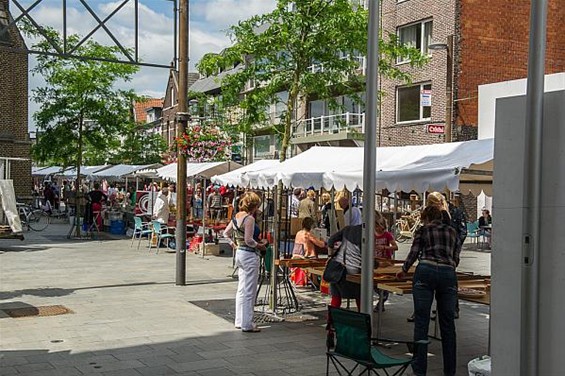 'Kunstmarkt' in de Kerkstraat - Neerpelt