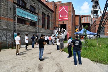 Lange rij voor vaccinaties - Beringen