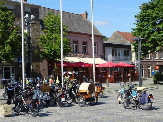 Leden Solexclub in het stadscentrum - Peer