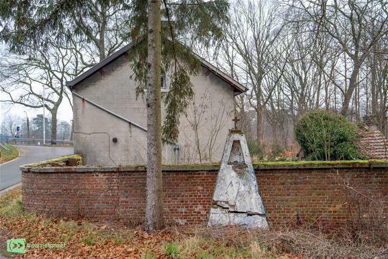 Leeg kapelletje aan Blauwe Kei roept vragen op - Lommel