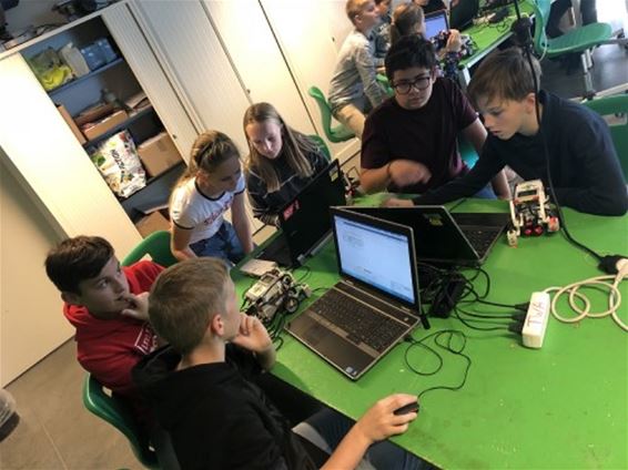 Leerlingen Agnetencollege bouwen robots - Peer