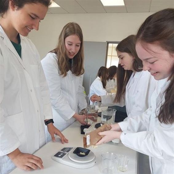 Leerlingen Agnetencollege maken zonnecrème - Peer