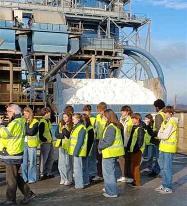 Leerlingen bezoeken suikerfabriek - Peer
