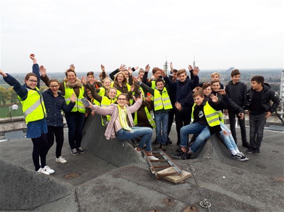 Leerlingen bezoeken watertoren - Peer