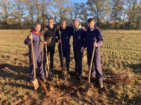 Leerlingen Biotechnicum planten compensatiebos aan - Bocholt