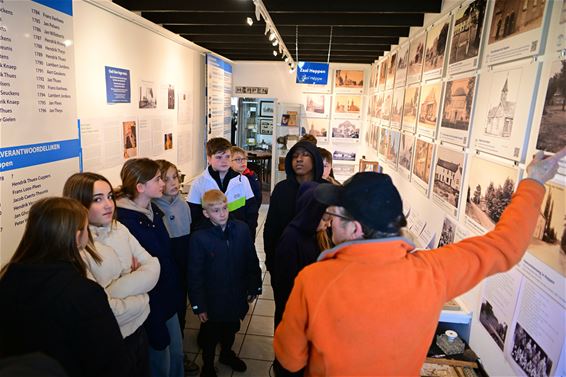 Leopoldsburg - Leerlingen De Heppening bezoeken lokaal museum