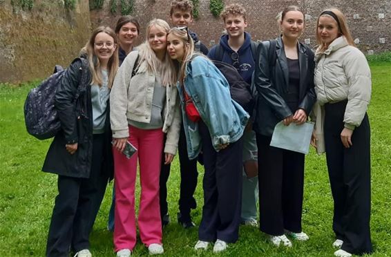Leerlingen gidsen elkaar in het Frans door Luik - Peer